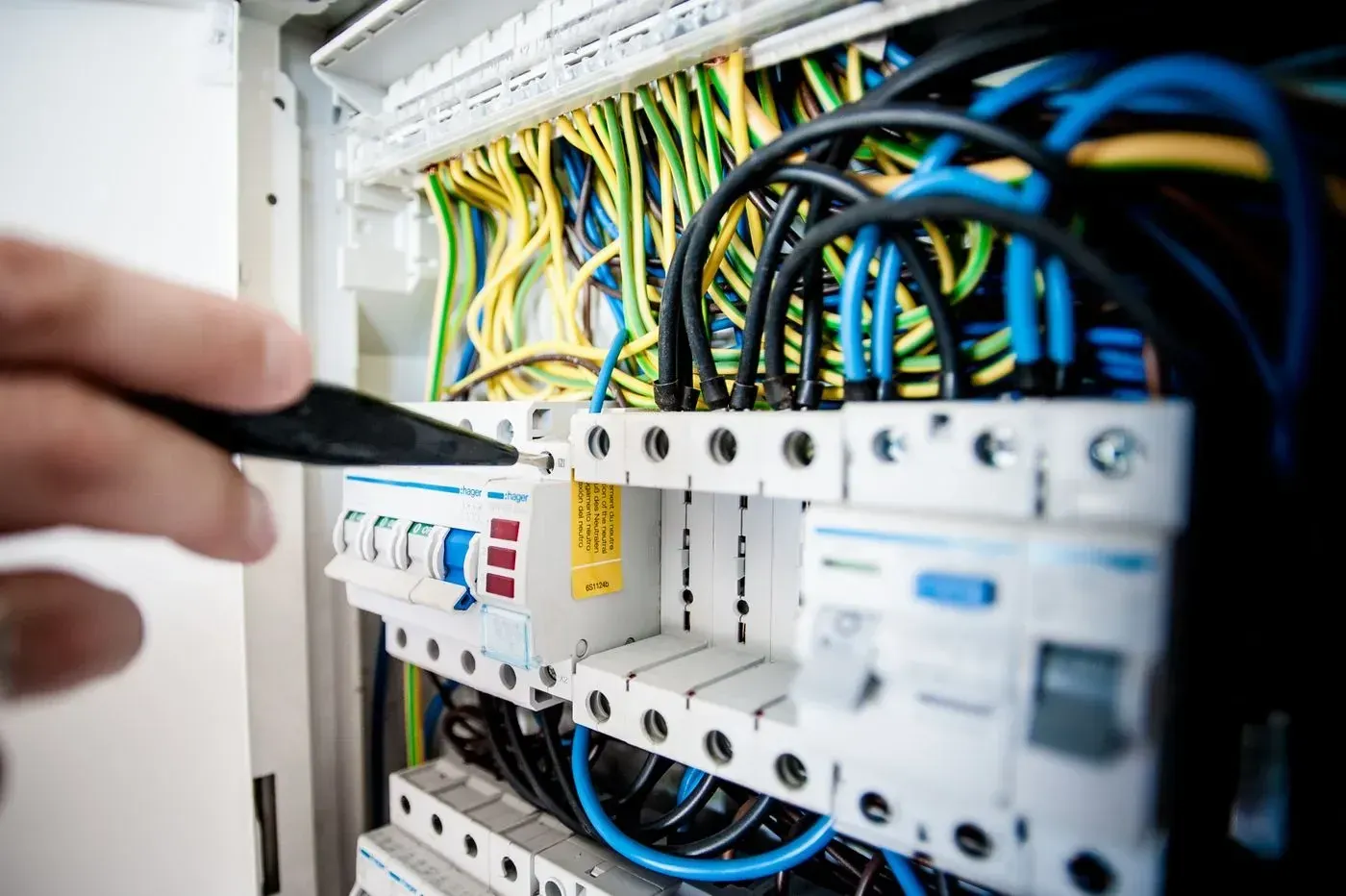 Tableau modulaire raccordé lors d'une mise aux normes à Paris